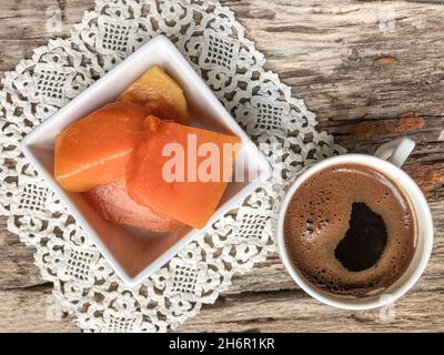 dessert à la citrouille et café sur une table en bois Banque D'Images