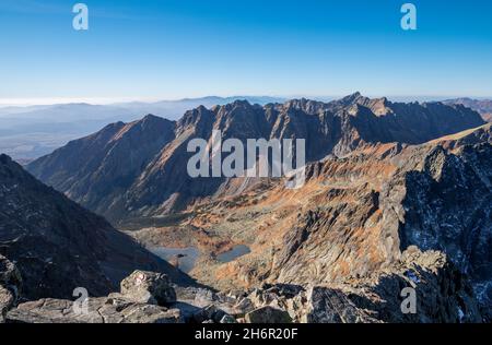 High Tatras - Slovaquie - le regard aux lacs de Zabie plesa avec les pics de Satan et de Krivan en arrière-plan à partir du pic de Rysy. Banque D'Images