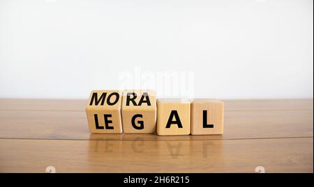 Symbole moral ou légal.A tourné des cubes en bois et a changé le mot 'legal' à 'oral' sur une belle table en bois, fond blanc.Affaires et morale o Banque D'Images