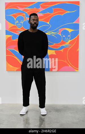 Londres, Royaume-Uni.17/11/2021, 'ce qui nous lie'.Coïncidant avec la présentation inaugurale du musée britannique de Tunji Adeniyi-Jones à Charleston, Sussex, la première exposition de l'artiste avec la galerie présente de nouvelles peintures à l'huile dans lesquelles des figures lumineuses s'éloignent des paysages biologiques ou se dispersent en formes de testseller.Cube blanc Bermondsey. Banque D'Images