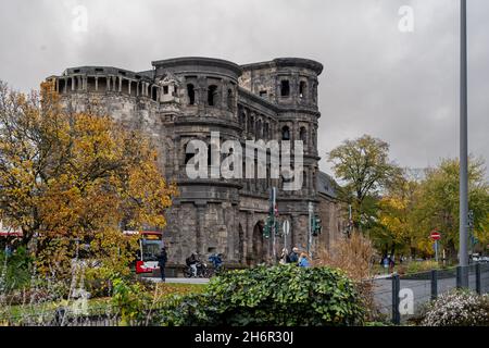 Trèves, Allemagne - 2 novembre 2021 : Porta Nigra, ou porte noire est une grande porte romaine de la ville.Il fait partie des monuments romains du site du patrimoine mondial de l'UNESCO de Trèves Banque D'Images