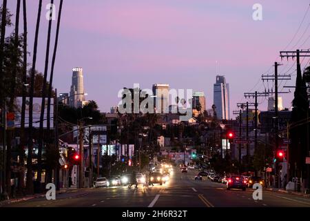 Ciel rose crépuscule en descendant Sunset Boulevard à Silver Lake vers le quartier Echo Park et le centre-ville de Los Angeles Banque D'Images