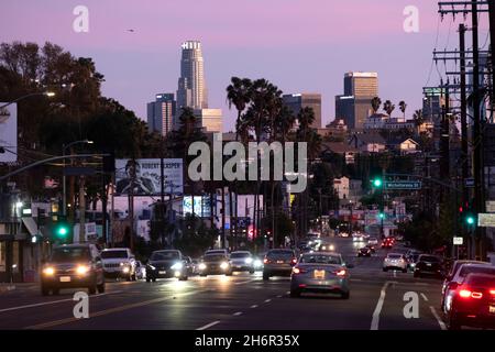 Ciel rose crépuscule en descendant Sunset Boulevard à Silver Lake vers le quartier Echo Park et le centre-ville de Los Angeles Banque D'Images