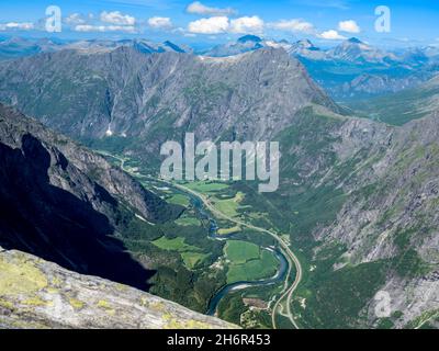 Vue sur la crête de montagne Trollveggen jusqu'à la vallée de Romsdalen, rivière Rauma dans la vallée, Norvège Banque D'Images