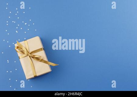 Boîte cadeau en papier artisanal avec confettis d'étoiles Banque D'Images