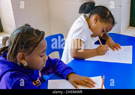 Les élèves de la maternelle travaillent à une affectation, le 18 mai 2012, à Columbus, Mississippi. Banque D'Images