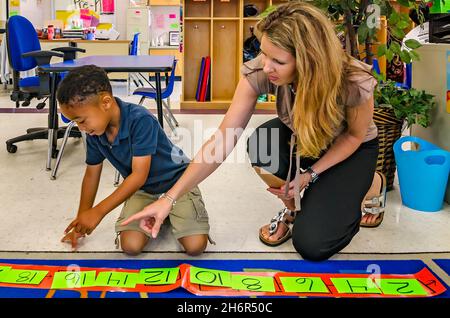 Un enseignant de pré-maternelle aide un étudiant à organiser des numéros par twos, le 18 mai 2012, à Columbus, Mississippi. Banque D'Images