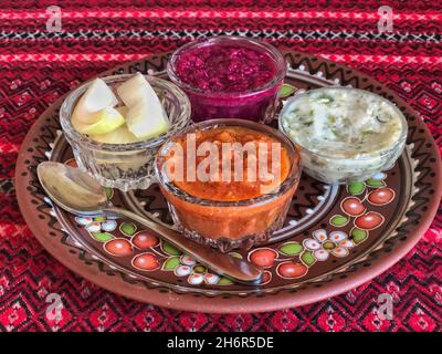 Variété de hors-d'œuvre traditionnellement servis en Ukraine Banque D'Images