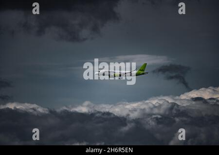 L'avion a presque atterri sur la piste.Chaleur du moteur derrière le plan. Banque D'Images