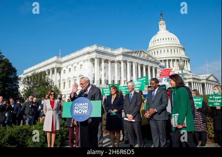 Le leader de la majorité au Sénat des États-Unis, Chuck Schumer (démocrate de New York), fait des remarques lors d’une conférence de presse sur les investissements dans le climat et dans la construction de l’État itâs, au Capitole des États-Unis à Washington, DC, le mercredi 17 novembre 2021.Crédit : Rod Lamkey/CNP Banque D'Images