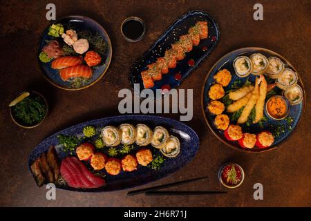 Grand ensemble de sushi, Sashimi, rouleaux sur la table.Cuisine asiatique.Alimentation saine. Banque D'Images