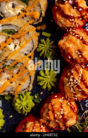 Sushi cuit au four, petits pains, Vaabi sur une assiette.Cuisine asiatique. Banque D'Images