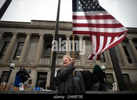 Kenosha, Wisconsin, États-Unis.17 novembre 2021.Karen Spitzer, de Kenosha, détient un drapeau américain devant le palais de justice du comté de Kenosha, dans le Wisconsin, le mercredi 17 novembre 2021.(Credit image: © Sean Krajacic/The Kenosha News-POOL via ZUMA Press Wire) Banque D'Images