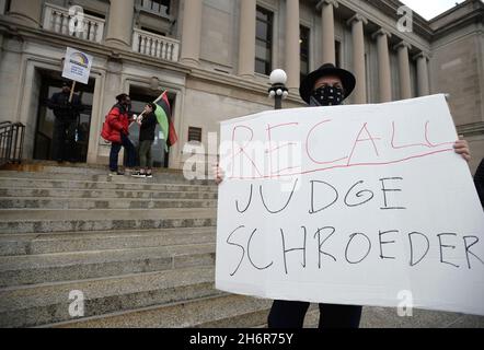 Kenosha, Wisconsin, États-Unis.17 novembre 2021.Michael Burmeister, de racine, à droite, détient un panneau devant le palais de justice du comté de Kenosha, à Kenosha, dans le Wisconsin, le mercredi 17 novembre 2021.(Credit image: © Sean Krajacic/The Kenosha News-POOL via ZUMA Press Wire) Banque D'Images