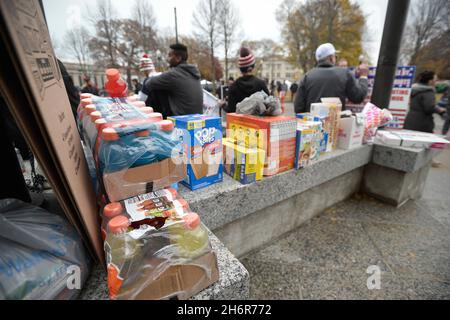 Kenosha, Wisconsin, États-Unis.17 novembre 2021.Les collations sont assises devant le palais de justice du comté de Kenosha pour les personnes qui manifestent à Kenosha, Wisconsin, le mercredi 17 novembre 2021.(Credit image: © Sean Krajacic/The Kenosha News-POOL via ZUMA Press Wire) Banque D'Images