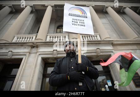 Kenosha, Wisconsin, États-Unis.17 novembre 2021.L'évêque Tavis Grant détient une pancarte près des portes du palais de justice du comté de Kenosha, à Kenosha, Wisconsin, le mercredi 17 novembre 2021.(Credit image: © Sean Krajacic/The Kenosha News-POOL via ZUMA Press Wire) Banque D'Images