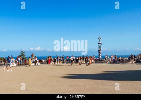 Barcelone, Espagne - 21 septembre 2021 : les célèbres escaliers du parc Güell avec beaucoup de touristes.Conçu par l'architecte Gaudi dans la ville de Barcelon Banque D'Images