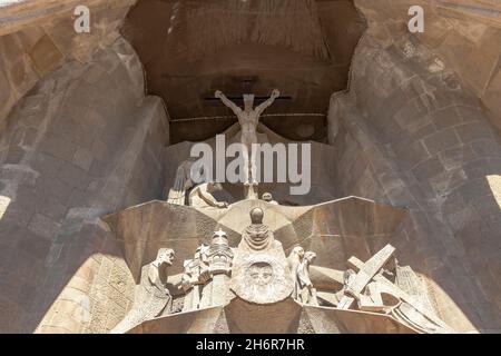 Détail du Christ crucifié sur la façade de la famille sacrée 'la Sagrada Familia' , cathédrale conçue par Gaudi, construite depuis le 19 mars 1882 avec peo Banque D'Images