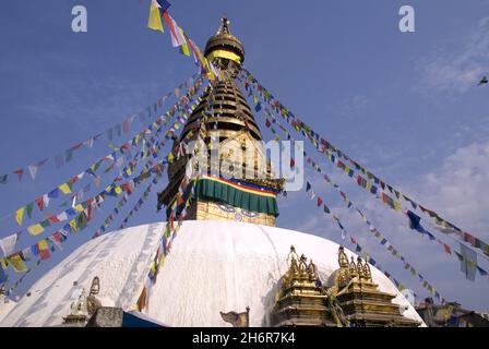 Le Swayambhunath stupa à Katmandou, Népal est également connu comme le temple du singe parmi les touristes.Photographié pendant le festival de Bouddha Jayanti le 2 mai 2007. Banque D'Images