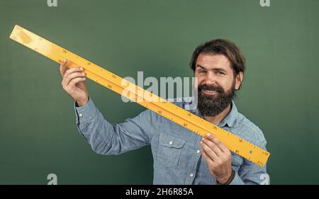 préparez-vous à l'examen. maître de conférences sur la géométrie. retour à l'école. formation formelle. journée du savoir. professeur à barbe mature utilisez des outils de règle mathématique Banque D'Images