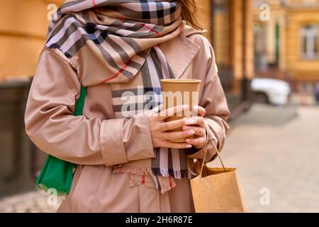 eco shopping, femme méconnaissable qui boit du café dans la rue après avoir fait du shopping dans la rue Banque D'Images