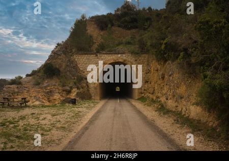 Paysage le long de la voie verte de l'ebro dans la province de Tarragone, Espagne Banque D'Images