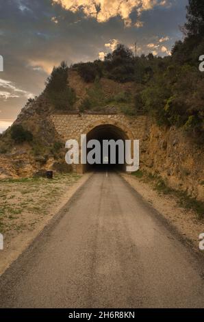 Paysage le long de la voie verte de l'ebro dans la province de Tarragone, Espagne Banque D'Images