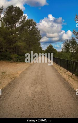 Paysage le long de la voie verte de l'ebro dans la province de Tarragone, Espagne Banque D'Images