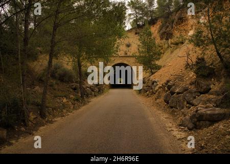 Paysage le long de la voie verte de l'ebro dans la province de Tarragone, Espagne Banque D'Images