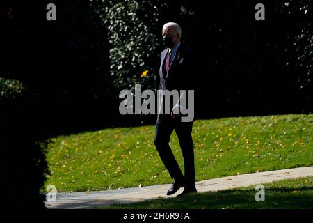 Washington, États-Unis.17 novembre 2021.Le président américain Joe Biden marche sur la pelouse sud de la Maison Blanche avant d'embarquer à bord de Marine One à Washington, DC, États-Unis, le mercredi 17 novembre,2021. Biden se rend à l'usine General Motors Co. De Detroit pour se désinvolter de la prochaine génération de véhicules Hummer alimentés par batterie.Photographe: Ting Shen/Pool/Sipa USA crédit: SIPA USA/Alay Live News Banque D'Images