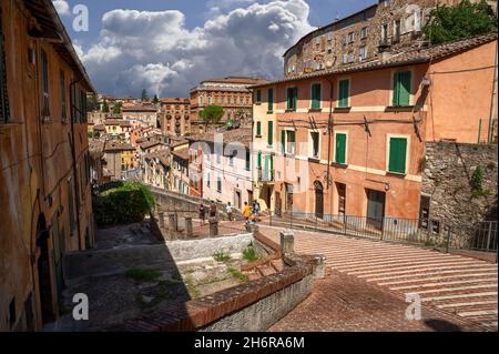 Pérouse, Ombrie, Italie.Août 2021.Vue imprenable dans le centre historique : l'ancien aqueduc est une magnifique promenade surplombée par le haut en couleur Banque D'Images