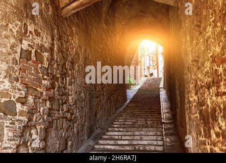 Pérouse, Ombrie, Italie.Août 2021.Une charmante allée avec voûtes voûtées nous mène vers le haut d'un escalier au coeur du centre historique. Banque D'Images