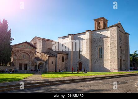 Pérouse, Ombrie, Italie.Août 2021.Vue de trois quarts de l'église de San Francesco al Prato.Les gens se rassemblent sur la pelouse et s'arrêtent pour une pause. Banque D'Images