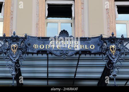 C'est l'entrée du célèbre Casino Monte Carlo dans la Principauté de Monaco le 19 mai 2015 à Monaco, Monaco. Banque D'Images