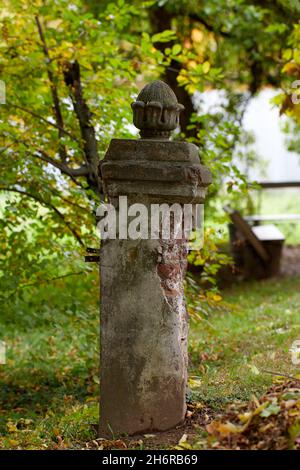 Chanfretwork sur colonne vase sur colonne en briques rouges jardin avec de grands peupliers et un vase en marbre placé sur un pilier en brique de terre cuite Banque D'Images