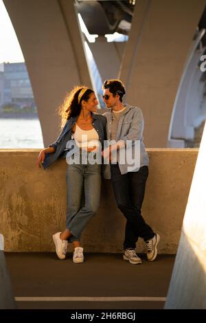 Un jeune couple aimant s'embrassant au coucher du soleil. Tendance homme et femme aiment passer du temps ensemble Banque D'Images