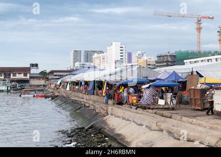 Kota Kinabalu, Malaisie - 23 mars 2019 : vue sur le bord de mer du marché aux poissons KK par temps ensoleillé, les gens ordinaires visitent le marché Banque D'Images