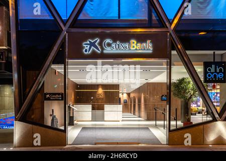 Madrid, Espagne - 31 août 2021 : bureau de CaixaBank sur la place Colon.Vue la nuit Banque D'Images