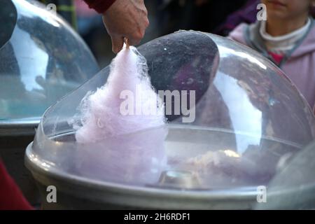 Zuckerwatte BEI einem Kirtag in Sankt Wolfgang, Österreich, Europa - Candy de coton à un Kirtag à Sankt Wolfgang, Autriche, Europe Banque D'Images