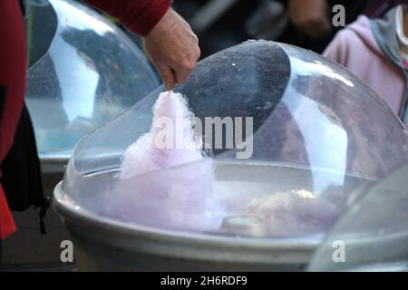 Zuckerwatte BEI einem Kirtag in Sankt Wolfgang, Österreich, Europa - Candy de coton à un Kirtag à Sankt Wolfgang, Autriche, Europe Banque D'Images