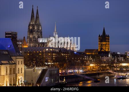 Cathédrale de Cologne illuminée par le ciel sombre d'hiver Banque D'Images