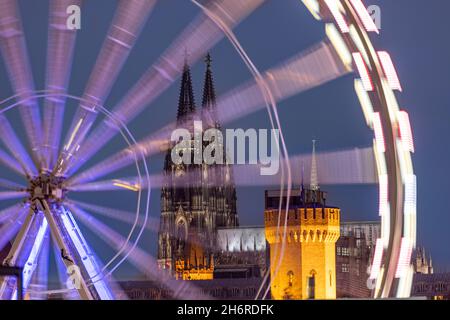 Cathédrale de Cologne illuminée par le ciel sombre d'hiver Banque D'Images