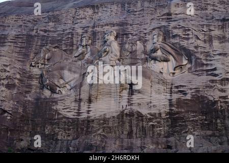 Sculpture controversée représentant trois dirigeants confédérés, Jefferson Davis, Robert E. Lee et Stonewall Jackson à Stone Mountain, GA, États-Unis. Banque D'Images