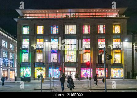 Vue nocturne du magasin Harvey Nichols avec décorations de Noël dans les vitrines à Édimbourg, en Écosse, au Royaume-Uni Banque D'Images