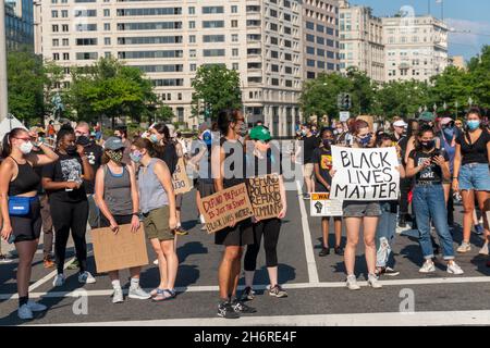 Washington D.C., États-Unis.4 juillet 2020.Les manifestants se sont mis en pause lors de la célébration du 4 juillet du président Donald Trump, intitulée « chute aux États-Unis ».Crédit : Rise Images/Alamy Banque D'Images