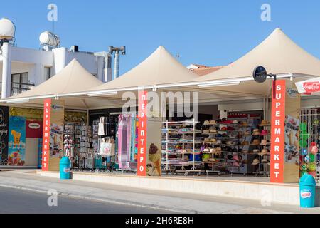 Chypre Protoras 11 octobre 2021. Un couple de supermarchés sur la route à Chypre, par temps clair. boutique de voyages. mini supermarché. vente de produits Banque D'Images
