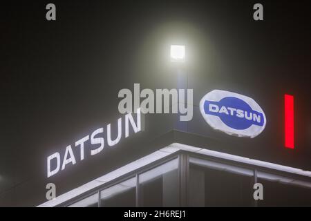 Logo Datsun sur le bâtiment de la concession automobile à la nuit brumeux - Datsun est une marque automobile appartenant à la Nissan Motor Company Banque D'Images