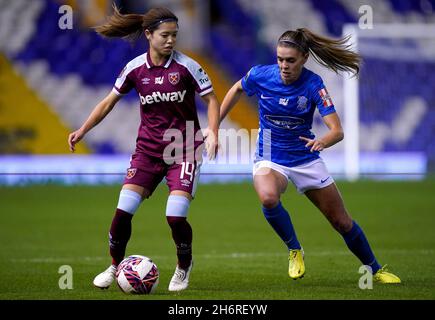 Jamie Finn (à droite) de Birmingham City et Yui Hasegawa de West Ham United se battent pour le ballon lors du match E de la coupe de la Ligue des femmes continentales à St. Andrew's, Birmingham.Date de la photo: Mercredi 17 novembre 2021. Banque D'Images