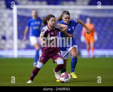 Jamie Finn (à droite) de Birmingham City et Yui Hasegawa de West Ham United se battent pour le ballon lors du match E de la coupe de la Ligue des femmes continentales à St. Andrew's, Birmingham.Date de la photo: Mercredi 17 novembre 2021. Banque D'Images