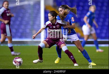 Jamie Finn (à droite) de Birmingham City et Yui Hasegawa de West Ham United se battent pour le ballon lors du match E de la coupe de la Ligue des femmes continentales à St. Andrew's, Birmingham.Date de la photo: Mercredi 17 novembre 2021. Banque D'Images